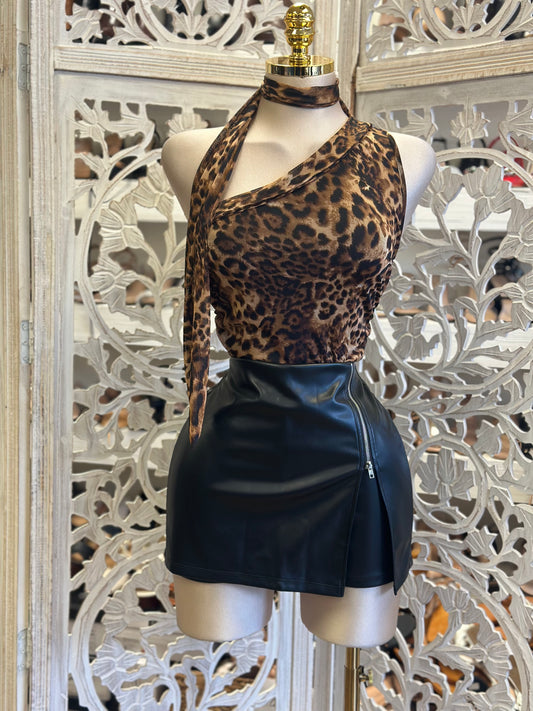 Silver Zipper Pleather Skort-  Slightly Stretchy , Estira Poco