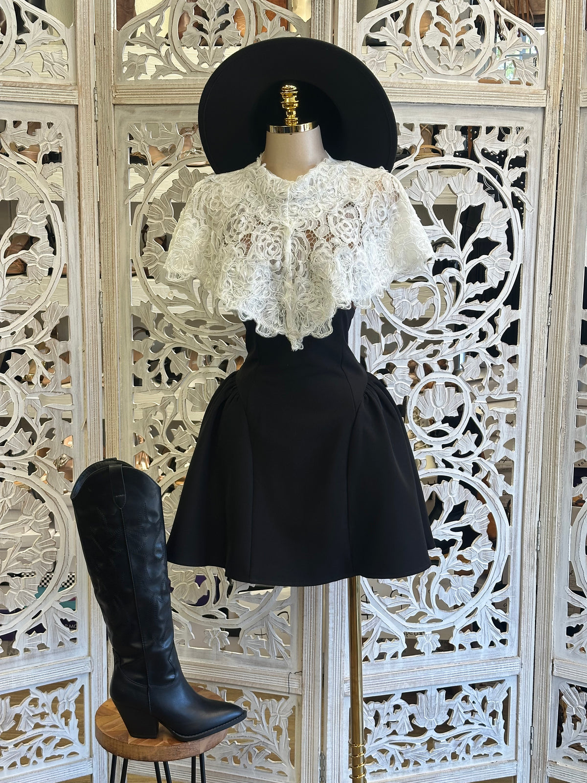 Southern Belle Lace Capelet Dress Dress- Estira Poco, Slightly Stretchy