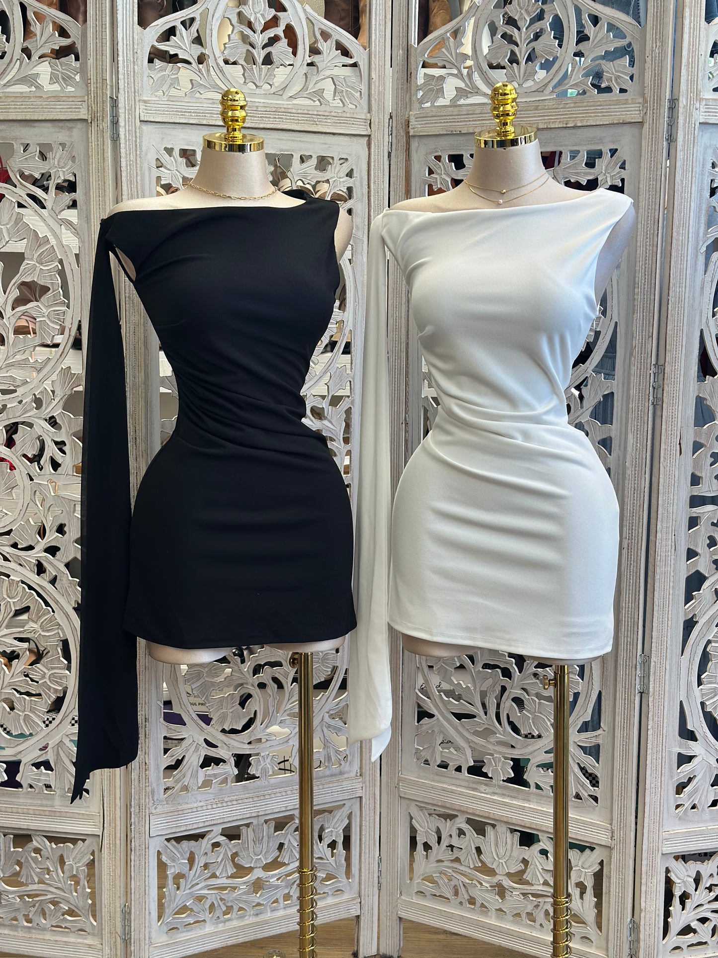 Boatneck Mini Dress -Estira Poco , Slightly Stretchy