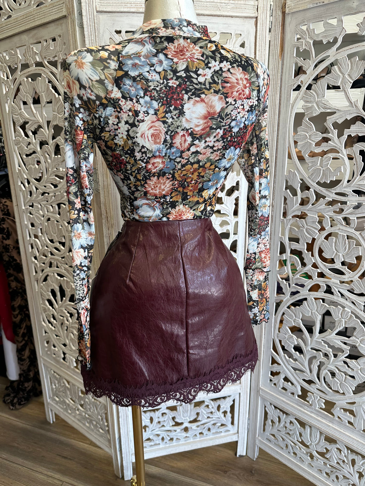 Bordeaux Lace-Trim Mini Skirt- Estira Poco, Slightly Stretchy