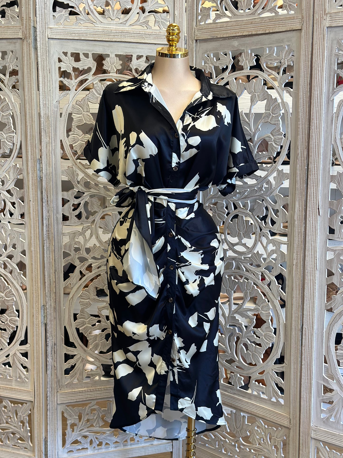 Satin Button Up Black Leaf Pattern Dress- No Estira, Not Stretchy