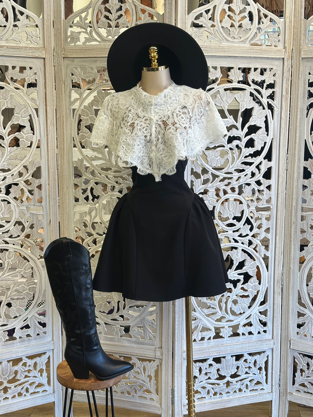 Southern Belle Lace Capelet Dress Dress- Estira Poco, Slightly Stretchy