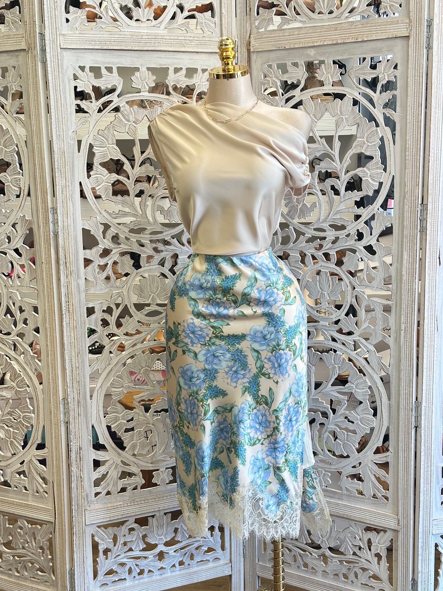 Porcelain Floral Lace Midi Skirt- No Estira , Not Stretchy