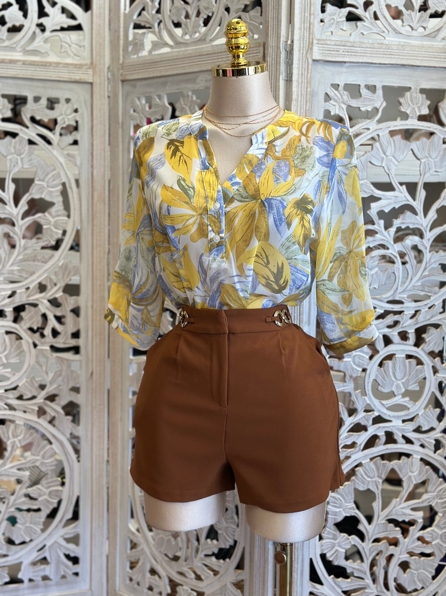 Rust Brass Detail Shorts - Slightly Stretchy, Estira Poco