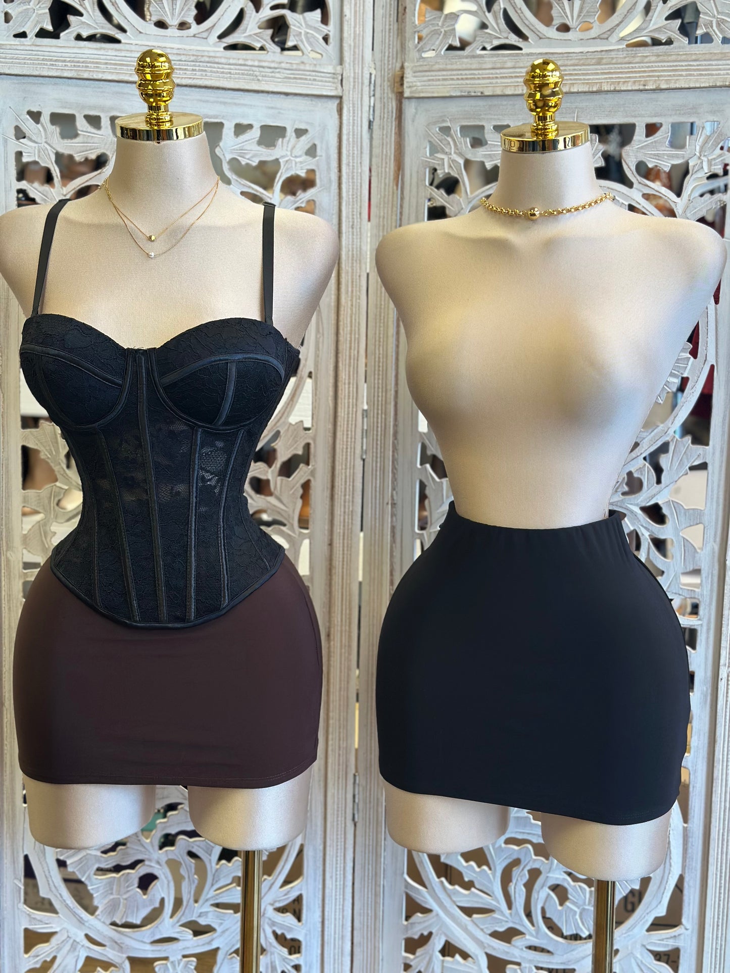 Solid Mini Low Rise Skirt-  Slightly Stretchy , Estira Poco