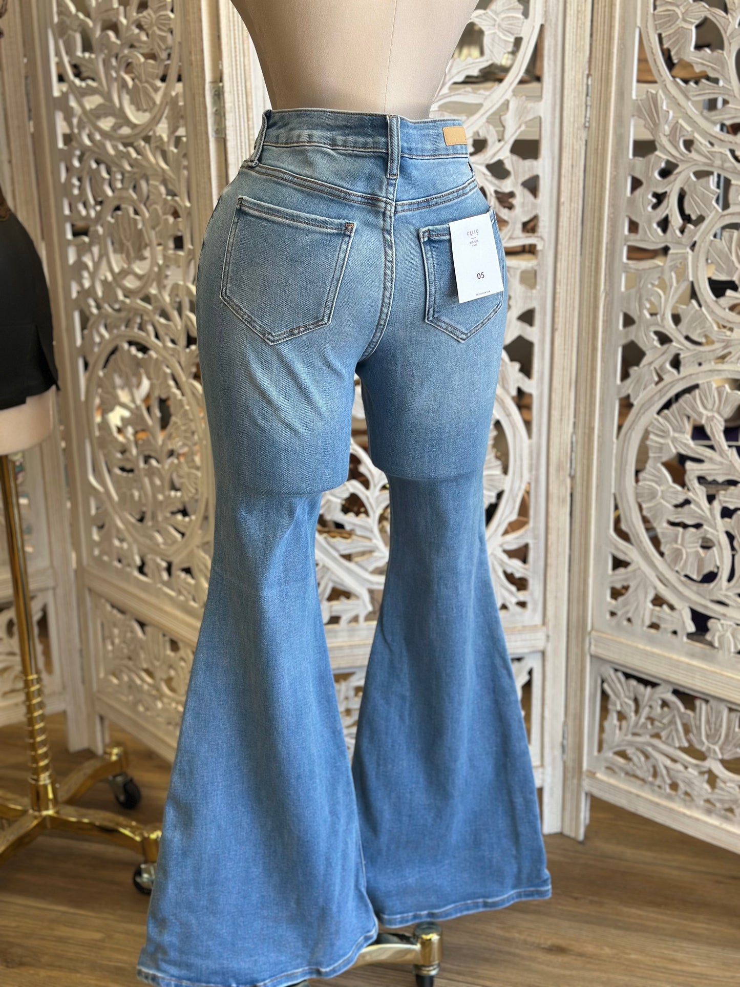 Medium Wash Flared Jeans - Stretchy, Estira