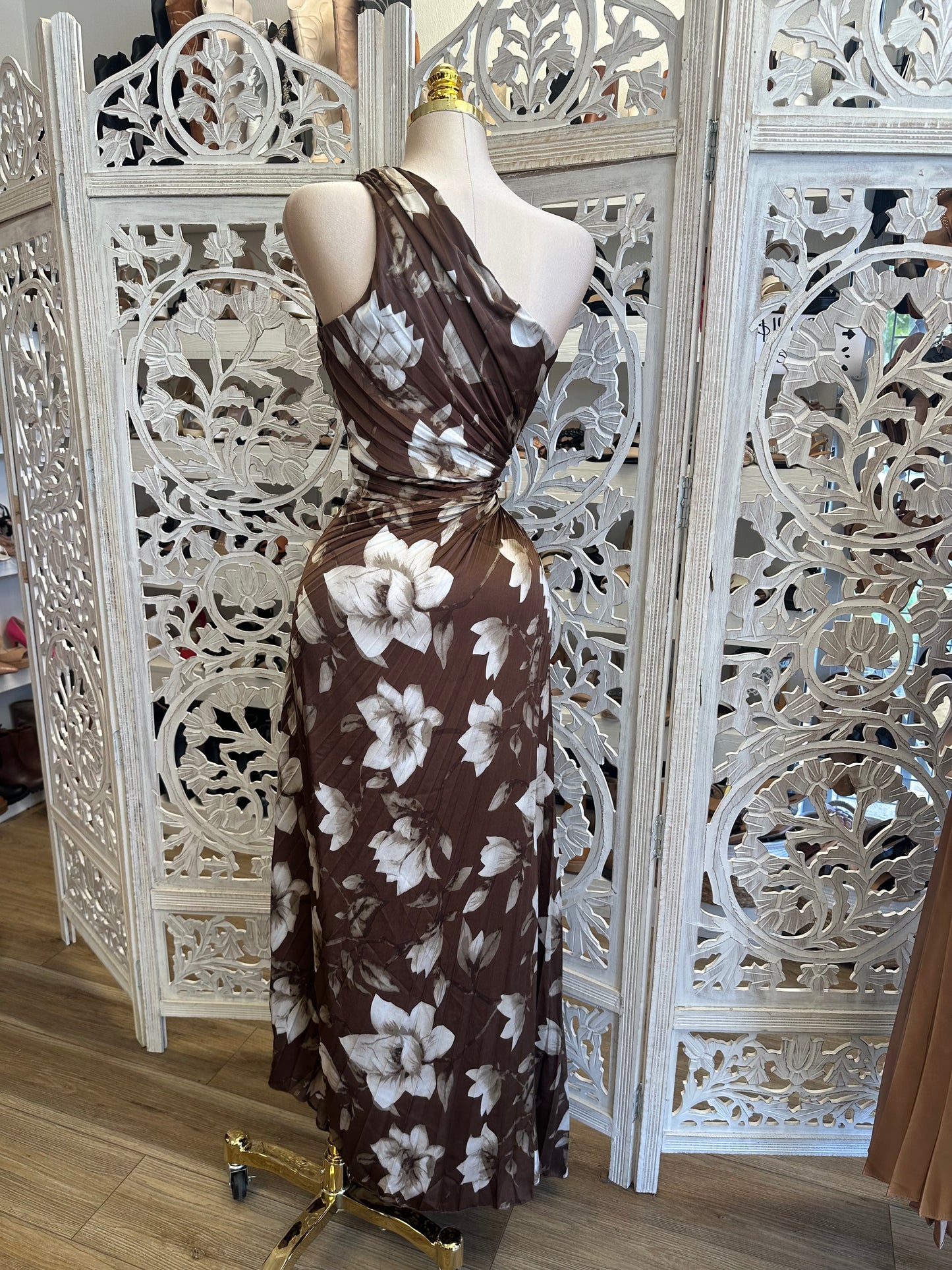 Brown Floral Pleated One Sleeve Cutout Dress - No Estira, Not Stretchy