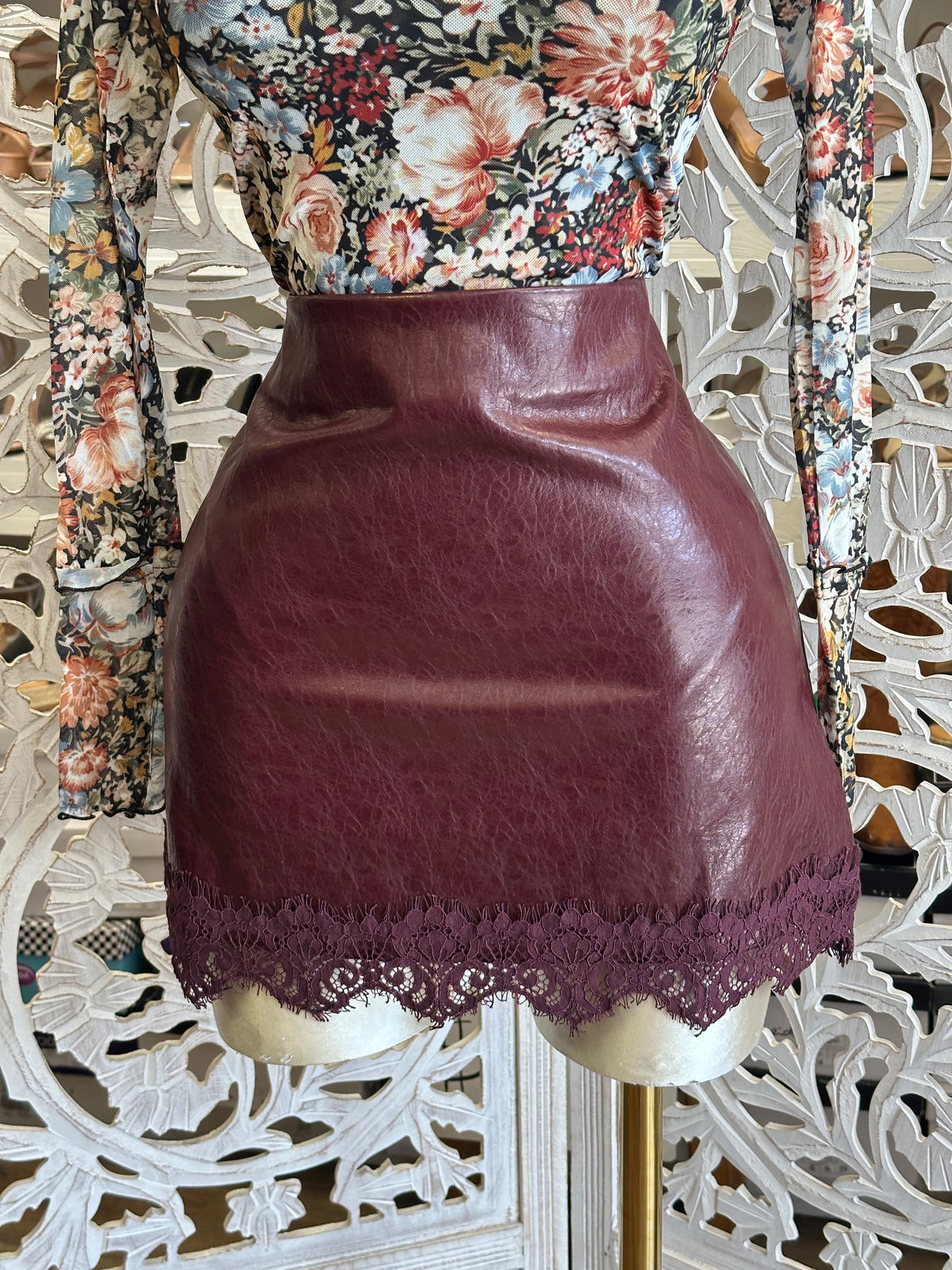 Bordeaux Lace-Trim Mini Skirt- Estira Poco, Slightly Stretchy